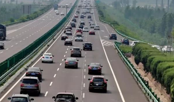 高速开窗户有什么影响(机动车辆高速公路行驶需要注意什么)  第3张