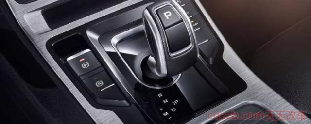 自动挡先按拉手刹还是挂P(自动挡可以用手动挡模式吗)  第1张