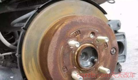 车轮毂里面圆盘生锈(刹车片可以使用多久)  第1张