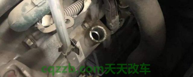 看一下：变速箱油加注口在哪里(变速箱润滑油多久更换一次)  第1张