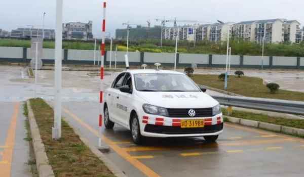 科目二怎么控制车速(机动车驾驶证科目二有几个考试项目)  第3张