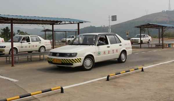 右倒库打晚了压哪边线(机动车驾驶证科目二的考试项目)  第2张