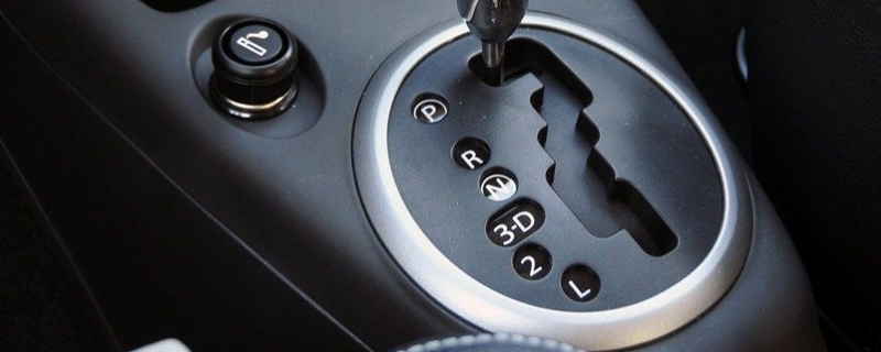 p档挂r档咔响一声伤车吗(自动挡车型挂挡需要注意什么)