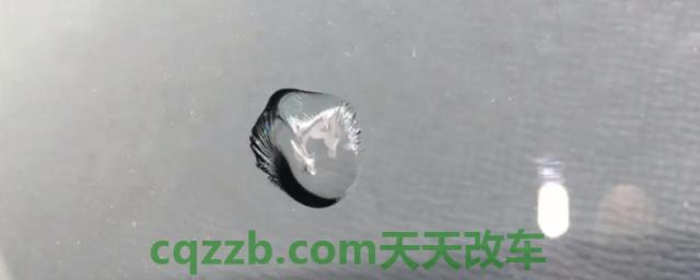 疏解：汽车玻璃小坑要不要修复(汽车玻璃损坏更换要去哪里)