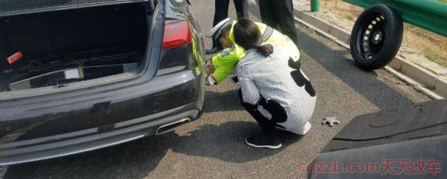 驾驶员在高速公路行驶时车辆左前轮突然爆胎(汽车轮胎的使用寿命)  第1张