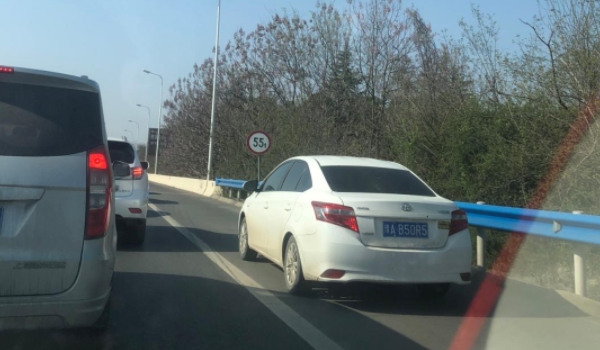 揭露：跑应急车道扣几分高速(违章违法行为不处理有什么影响)  第2张