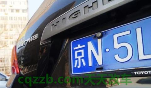 汽车改成一半黑一半白违法吗(车辆改装颜色有几种方式)  第3张