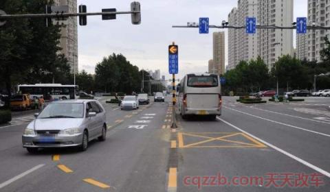 夜间通过有信号灯路口开什么灯(夜间通过信号灯失灵路口怎么办) 第3张