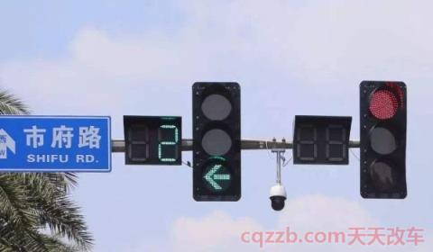 夜间通过有信号灯路口开什么灯(夜间通过信号灯失灵路口怎么办) 第2张