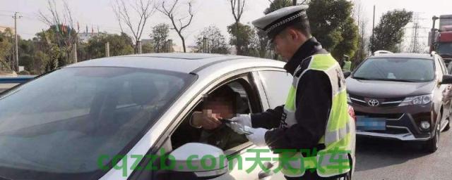 行驶证没带被交警抓住怎么办(行驶证相片什么时候需要更换)