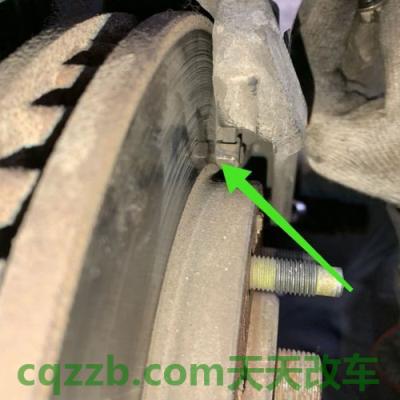 问题：刹车片怎么看剩余厚度 刹车油10万公里没换还能换吗  第3张