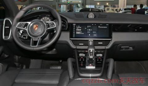 中控上面有个圆表的车(保时捷卡宴车辆价格)  第3张