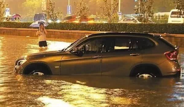 车座椅下面进水属于泡水车吗(泡水车可以过户吗)  第2张