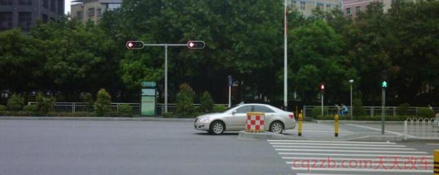 等红灯的时候看错了冲出去了又停了()