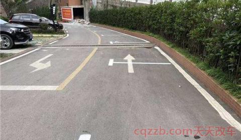 停车位白线压了一点(车辆找停车位的注意事项)  第2张