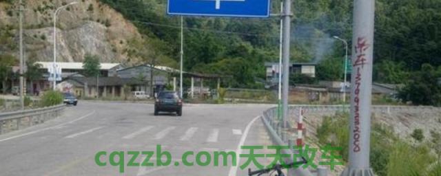 没有信号灯的路口怎么打灯光(行驶到没有信号灯的路口需要注意什么)