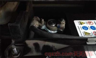汽车电解液的作用(如何检测蓄电池电解液液面高度)  第4张