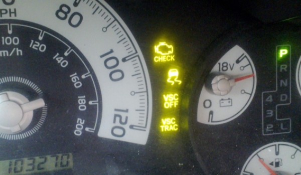 防侧滑灯亮是开还是关(机动车辆防侧滑系统可以关闭吗)  第3张