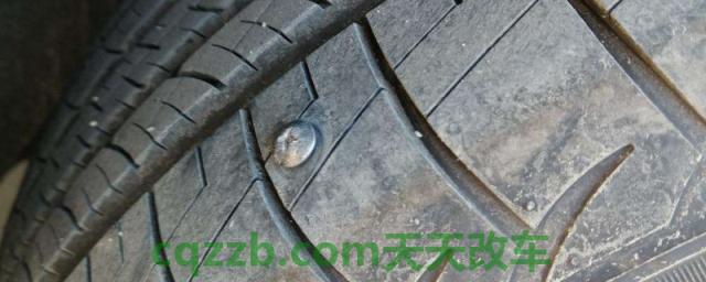 解读一下：轮胎扎了钉子没漏气能继续使用吗(更换轮胎的注意事项)