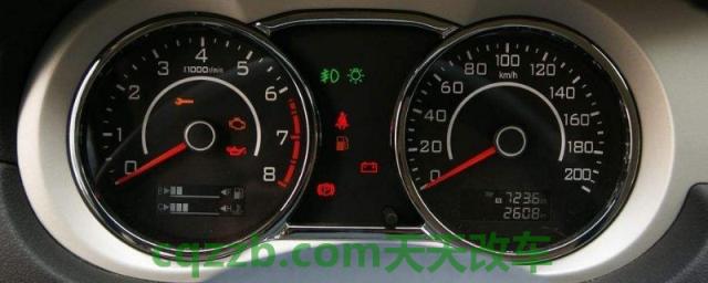 仪表盘电瓶灯亮了红灯(汽车电瓶多长时间更换一次)