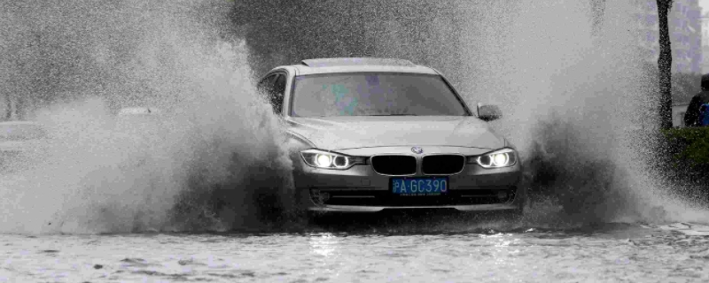 暴雨行车安全注意事项(雨季车辆停放要注意什么)