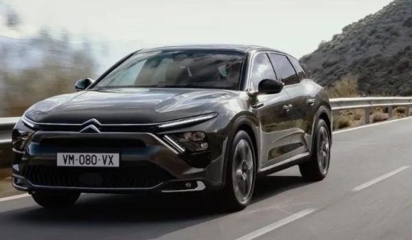 凡尔赛c5x后排放倒能睡人吗(凡尔赛c5x的车身尺寸数据是什么)  第3张