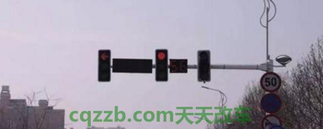看错灯 红灯闯了一半(通过红绿灯路口需要注意什么)