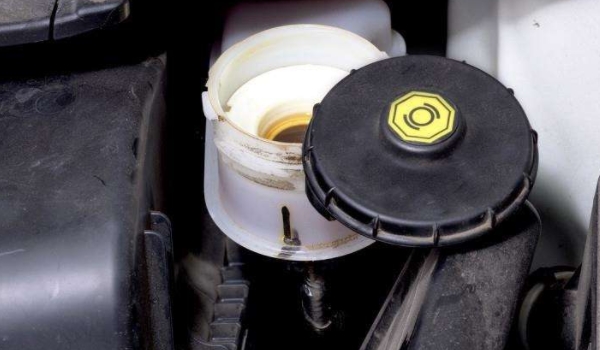 解读：原厂刹车油多久换一次(刹车油在哪里添加)  第2张