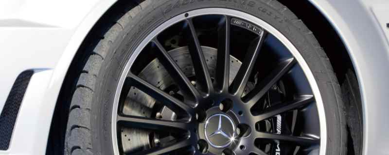 2万公里爆胎了需要换一对吗(车辆轮胎更换的注意事项)