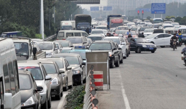 车溅起来的水会进发动机吗(车辆在故事路段行驶需要注意什么)  第2张