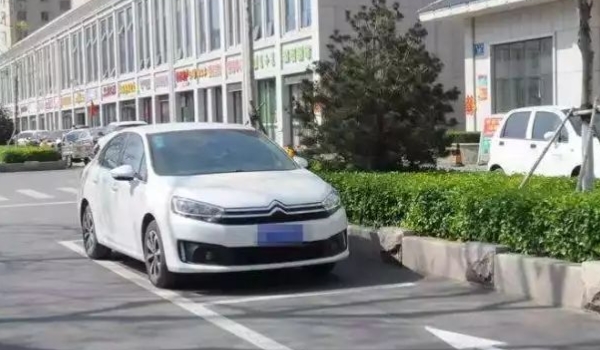 白色停车位是免费的么(车辆停放需要注意什么)  第2张