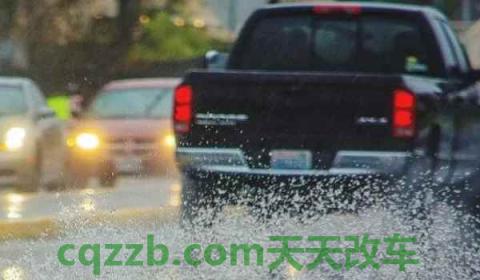 下雨天开什么灯(车灯损坏年检能通过吗) 第2张