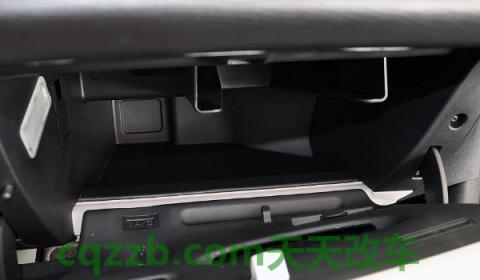 副驾驶脚上面的盖板叫什么(手套箱名字的由来)  第2张