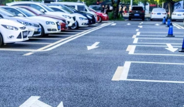 停车场监控能拍到车里的人吗(停车场收费吗)  第2张