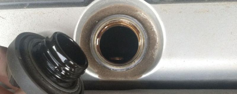 漏机油是什么原因(车辆机油多久更换一次)