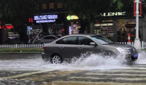 汽车泡了水之后还能开吗(买什么保险预防发动机进水)  第2张