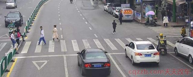 过红绿灯压到白线在斑马线上(过红绿灯路口需要注意什么) 第1张