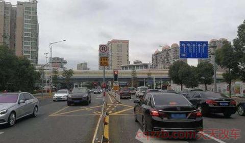 绿灯时前面车太慢超车(绿灯时前车不走可以压线超车吗)  第3张