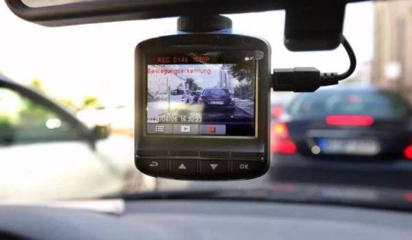 行车记录仪能听到车里人说话吗(行车记录仪的作用)  第2张