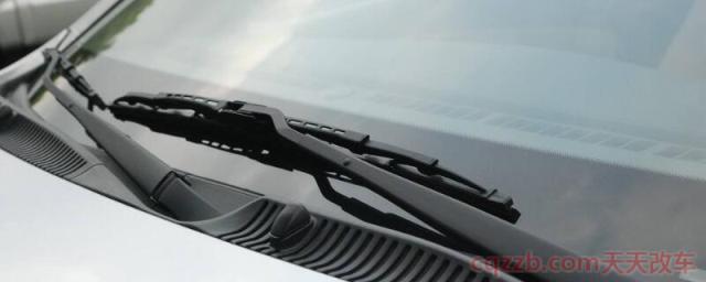 雨刮器异响涂牙膏(引起雨刮器异响的原因)  第1张