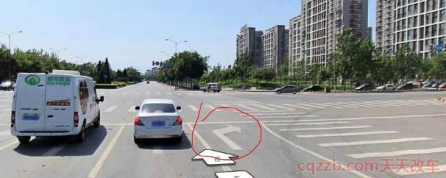 直行让右转还是右转让直行(右转车辆需要等交通信号灯吗)  第1张