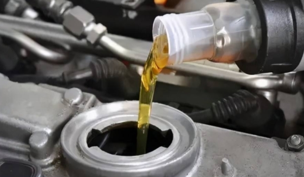 详谈一下：发动机漏机油属于大问题还是小问题(发动机机油多久更换一次)  第3张