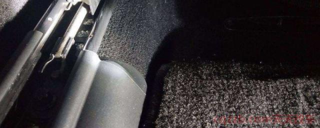 车子地毯进水如何弄干(车辆地毯进水是由于什么原因导致) 第1张