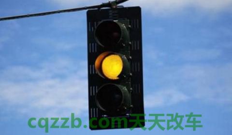 黄灯一直闪没有按车道线行驶(黄灯一直闪可以通过路口吗)  第2张