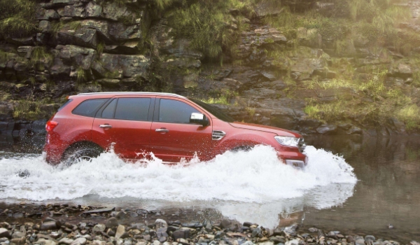 汽车被淹了是维修还是报废(机动车辆涉水行驶需要注意什么)  第2张
