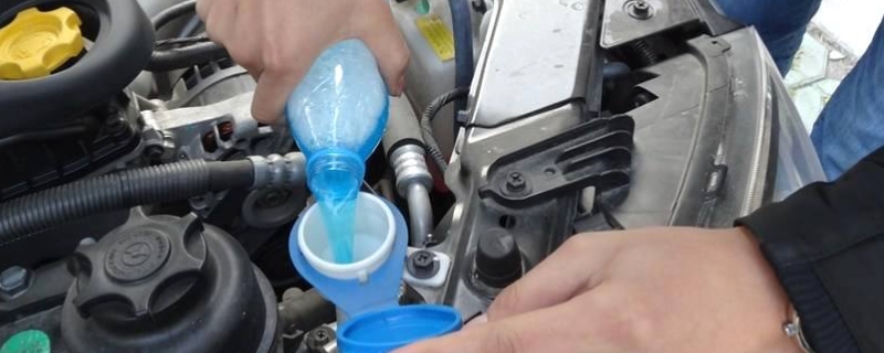 雨刮水可以加洗洁精吗(玻璃水可以使用什么代替)  第1张