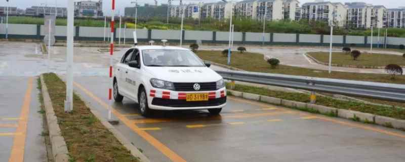 考科二有人跟在车上吗(机动车驾驶证科目二当天可以考几次)