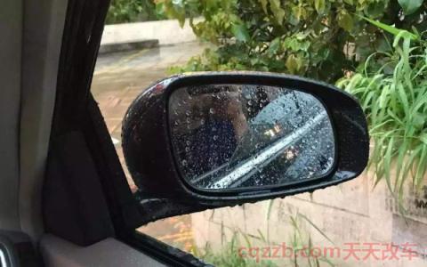 下雨天后视镜都是水看不到怎么办(下雨天后视镜保持干净方法) 第4张