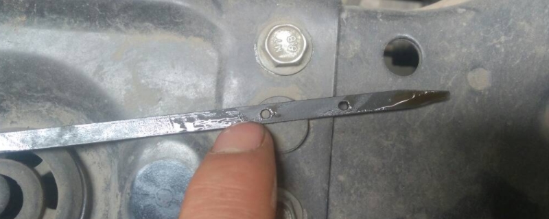 机油加到上限位置行吗(发动机机油多久更换一次)