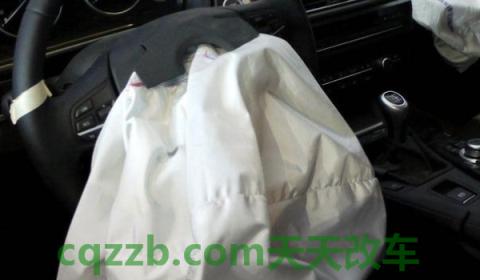 疏解一下：汽车气囊灯亮了怎么回事(车辆气囊可以二次使用吗)  第2张